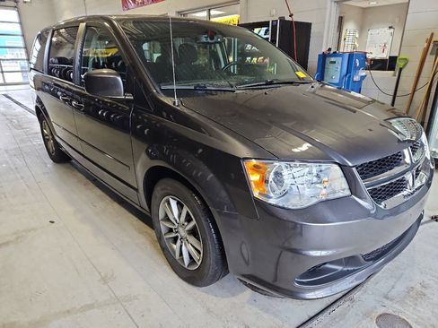 Used 2016 Dodge Grand Caravan SE image 3