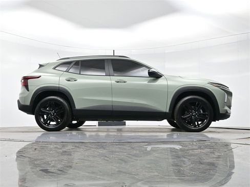 Used 2025 Chevrolet Trax ACTIV w/ Sunroof Package image 32