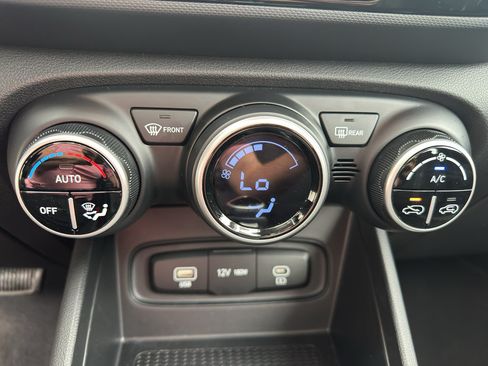 Used 2025 Hyundai Venue SEL FWD image 21