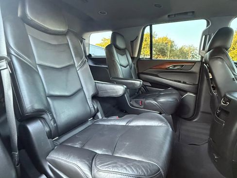 Used 2018 Cadillac Escalade Luxury image 19