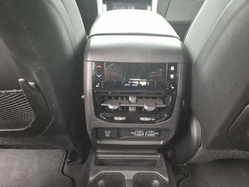Used 2024 Jeep Grand Cherokee L Limited w/ Luxury Tech Group II AWD/4WD image 17