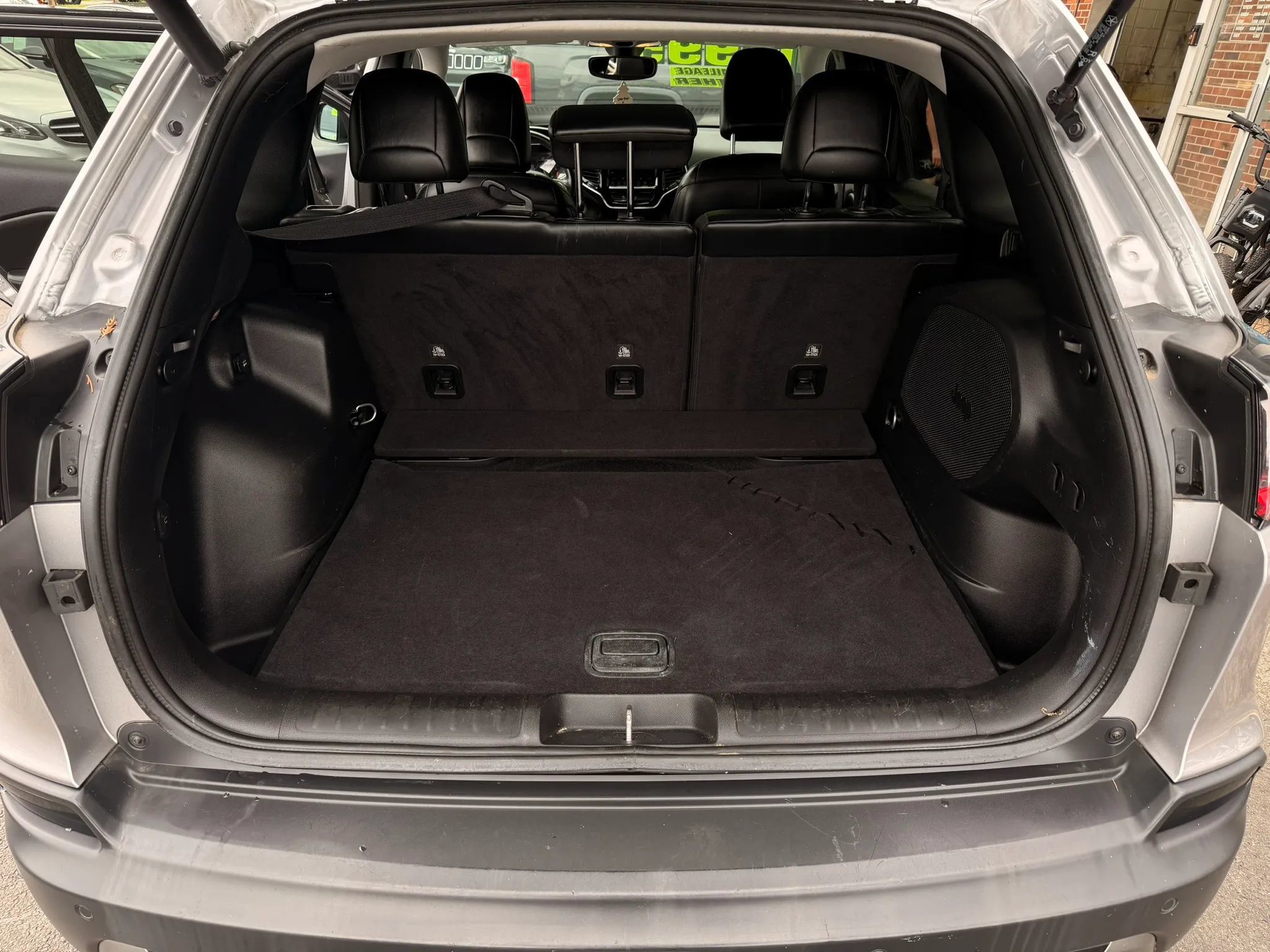 Used 2019 Jeep Cherokee Limited AWD/4WD image 12