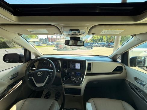 Used 2018 Toyota Sienna XLE w/ XLE Navigation Package FWD image 20