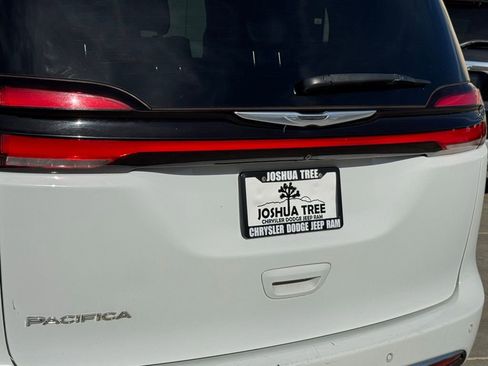 Used 2022 Chrysler Pacifica Touring-L image 10