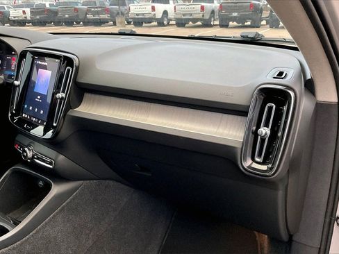 Used 2024 Volvo XC40 B5 Core image 16