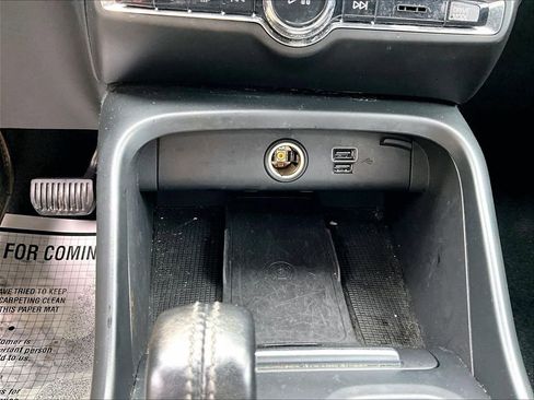 Used 2020 Volvo XC40 T5 Momentum image 25