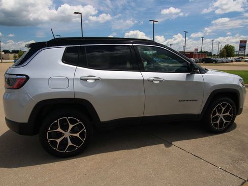 Used 2024 Jeep Compass Limited AWD/4WD image 5