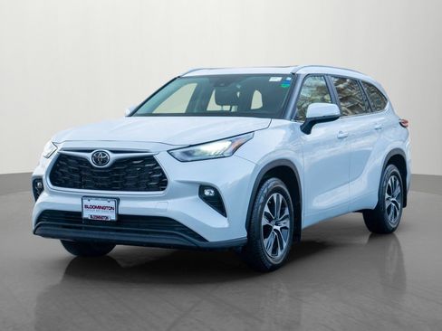 Used 2025 Toyota Highlander XLE image 3