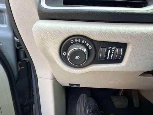 Used 2019 Chrysler Pacifica Touring Plus w/ Tire & Wheel Group FWD image 22