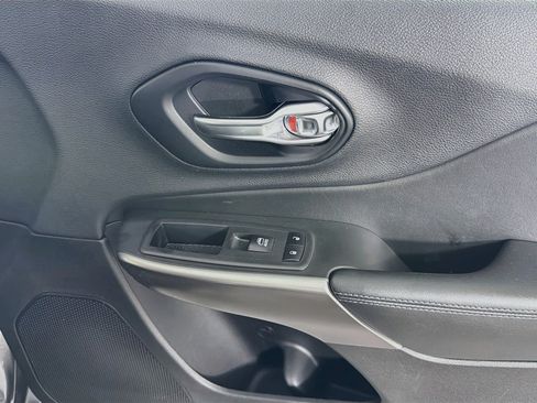 Used 2019 Jeep Cherokee Latitude Plus FWD image 30