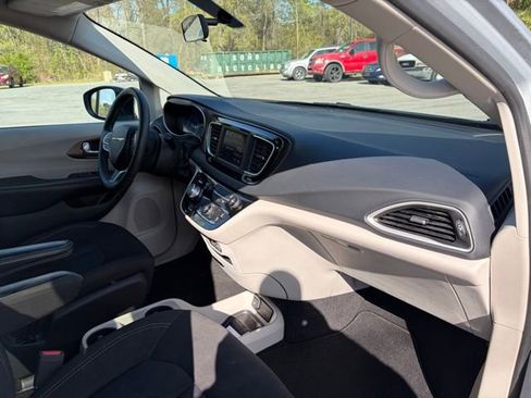 Used 2022 Chrysler Voyager LX image 21