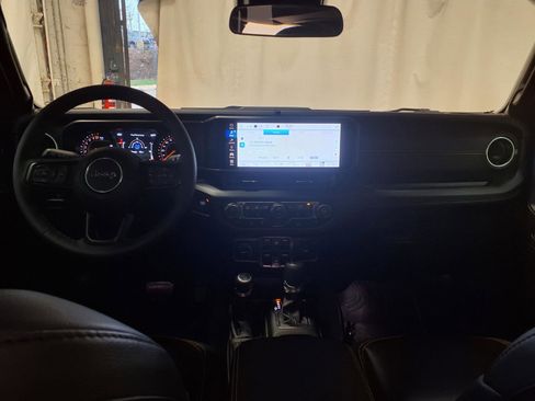 Used 2025 Jeep Gladiator Sport image 11