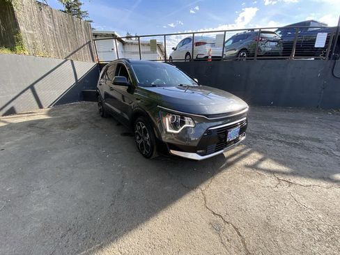 Used 2023 Kia Niro EX Touring FWD image 8