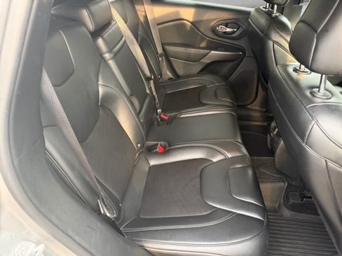 Used 2019 Jeep Cherokee Latitude Plus w/ Cold Weather Group AWD/4WD image 17