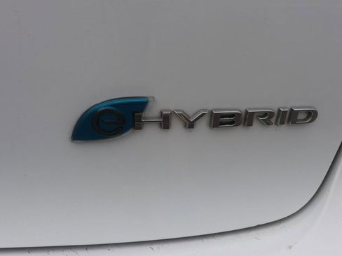 Used 2024 Chrysler Pacifica Select image 8