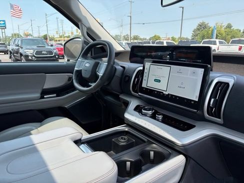 Used 2025 Ford Expedition Active AWD/4WD image 4