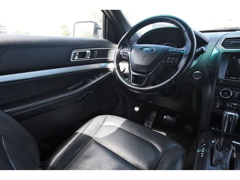 Used 2017 Ford Explorer XLT w/ Equipment Group 202A image 11