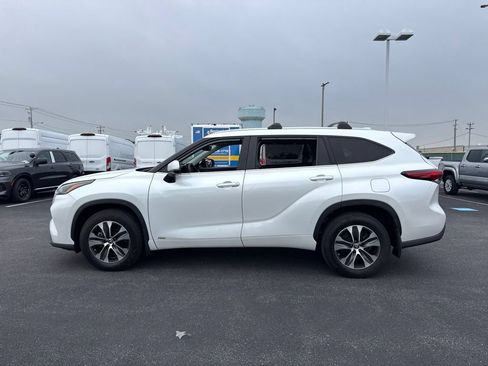 Used 2023 Toyota Highlander XLE AWD/4WD image 3