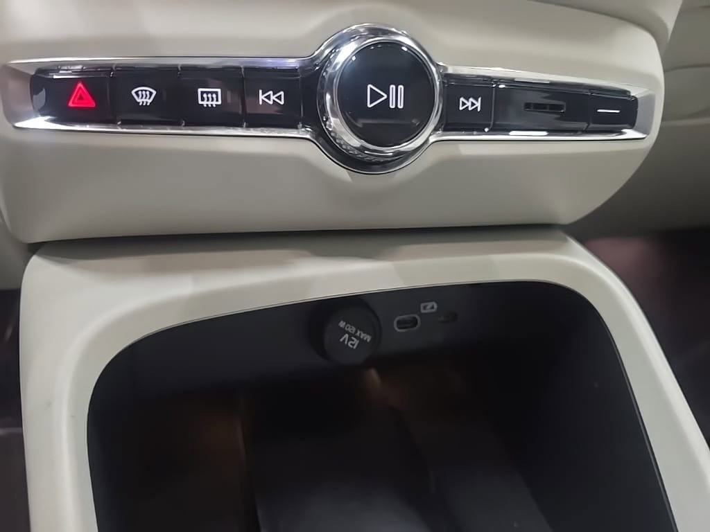 Used 2023 Volvo XC40 B5 Plus w/ Protection Package Premier AWD/4WD image 13