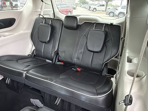 Certified 2021 Chrysler Pacifica Limited w/ Uconnect Theater Family Group image 15