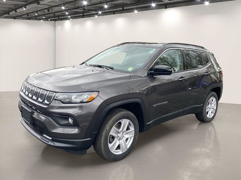Used 2022 Jeep Compass Latitude w/ Convenience Group AWD/4WD image 3