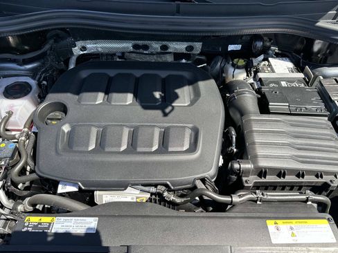 Used 2025 Volkswagen Tiguan SE w/ Panoramic Sunroof Package AWD/4WD image 10