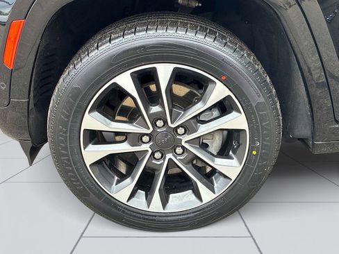 Used 2023 Jeep Grand Cherokee Overland w/ Luxury Tech Group IV AWD/4WD image 21