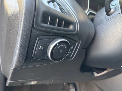 Used 2018 Ford Focus SE image 25