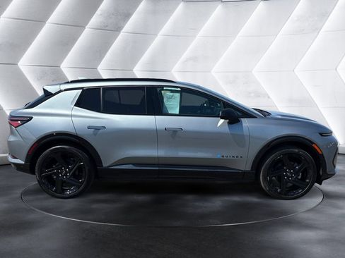 Certified 2024 Chevrolet Equinox EV RS FWD image 6
