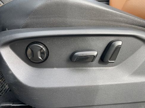 Used 2019 Volkswagen Tiguan SE w/ Panoramic Sunroof Package image 14