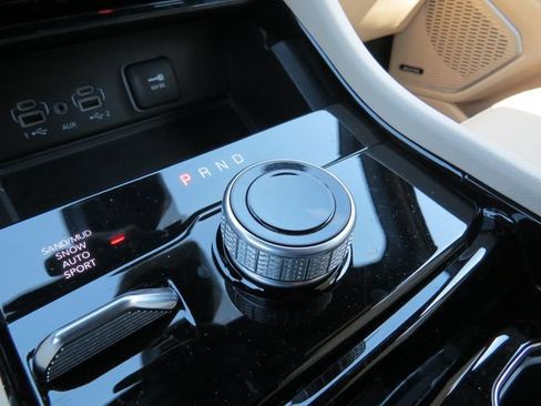 Used 2023 Jeep Grand Cherokee Limited w/ Luxury Tech Group II AWD/4WD image 16