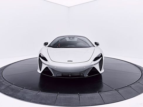 Used 2023 McLaren Artura RWD image 20