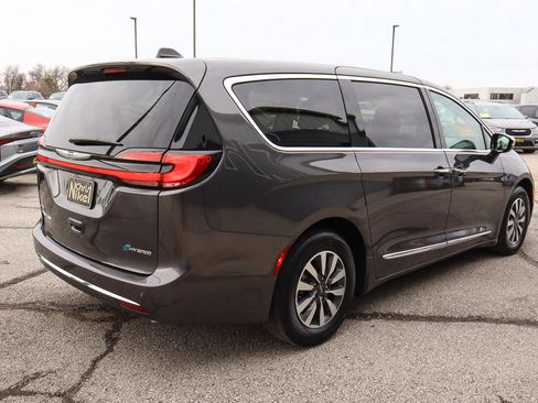 Used 2023 Chrysler Pacifica Limited image 4