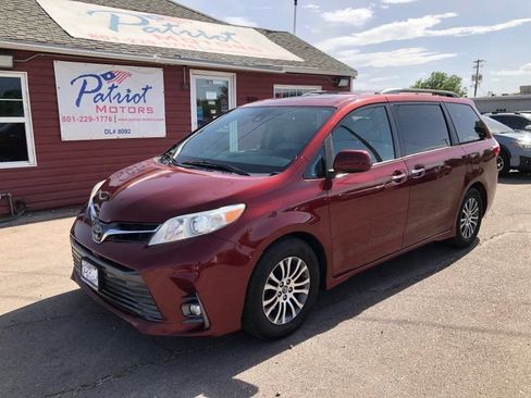 Used 2018 Toyota Sienna XLE Premium FWD image 1