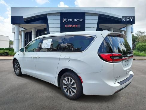 Used 2022 Chrysler Pacifica Touring-L FWD image 3