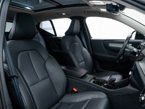 Used 2024 Volvo XC40 B5 Plus image 23