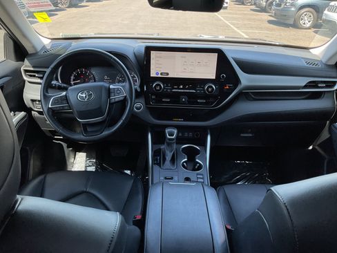 Used 2024 Toyota Highlander XLE FWD image 17