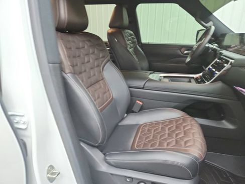 Used 2025 Nissan Armada Platinum Reserve AWD/4WD image 40