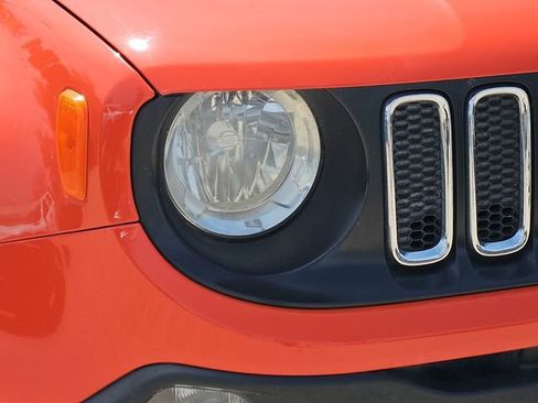 Used 2018 Jeep Renegade Latitude w/ Popular Equipment Group FWD image 8