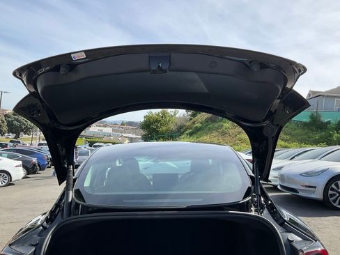 Used 2023 Tesla Model 3 Standard Range image 9
