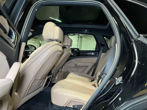 Used 2023 Porsche Cayenne image 18