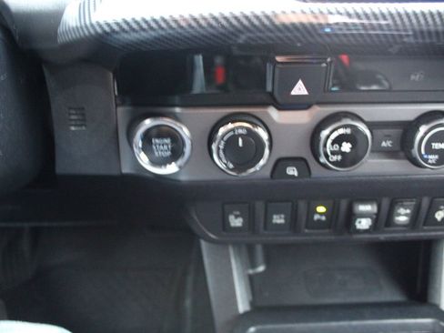 Used 2018 Toyota Tacoma TRD Off-Road image 33