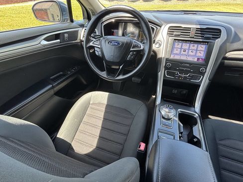 Used 2019 Ford Fusion SE FWD image 18