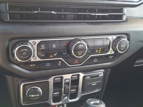 Used 2024 Jeep Wrangler Unlimited image 18