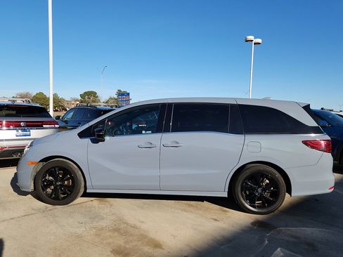 Used 2024 Honda Odyssey Sport image 4