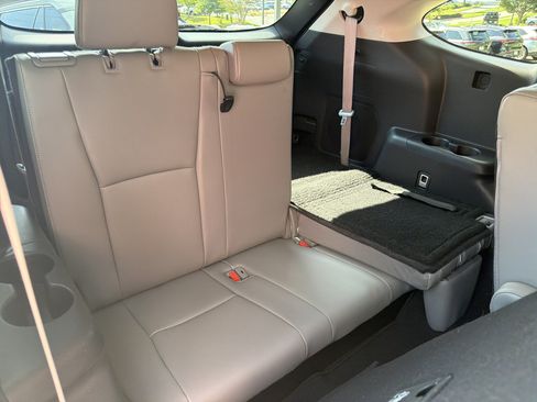 Used 2023 Toyota Highlander Limited FWD image 16