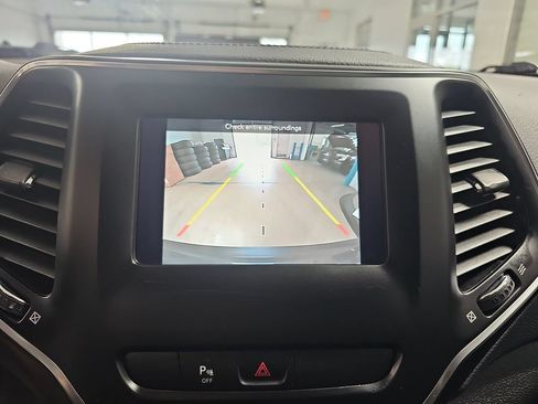 Used 2020 Jeep Cherokee Latitude Plus AWD/4WD image 28