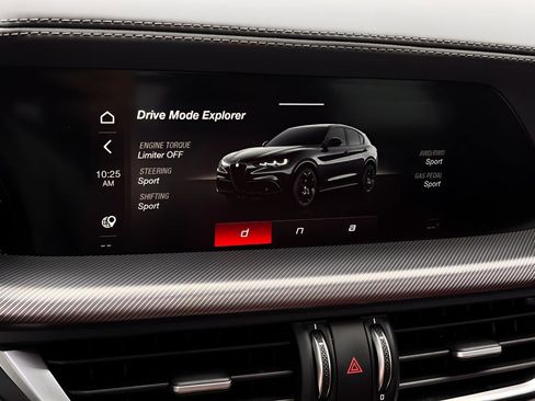 Used 2025 Alfa Romeo Stelvio Sprint AWD/4WD image 11