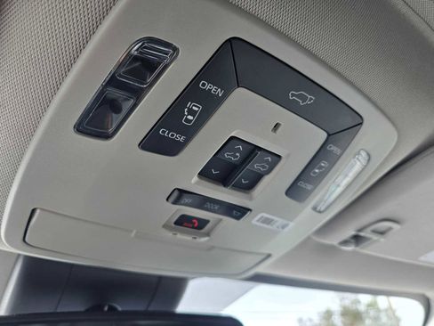 Used 2023 Toyota Sienna Limited image 35