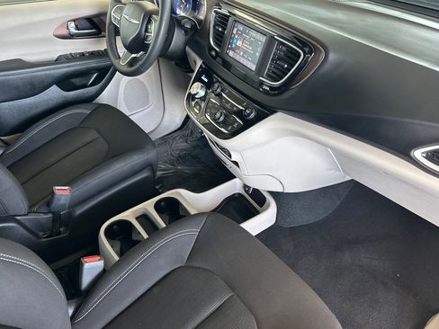 Used 2023 Chrysler Voyager LX image 14